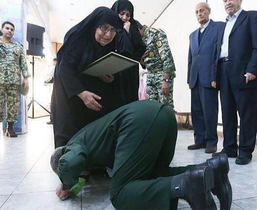 عکس حاج قاسم سلیمانی مادرش