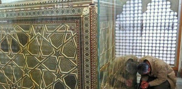 عکس سردار سلیمانی در حرم حضرت زینب