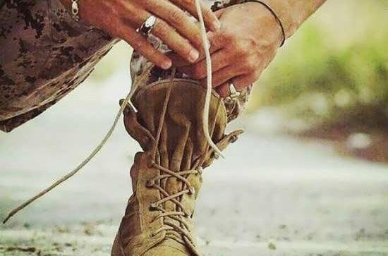 عکس سرباز نشسته