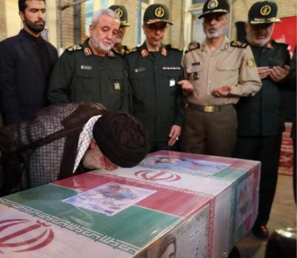 عکس غسل دادن شهید حججی