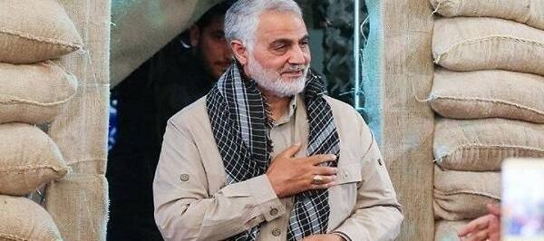عکس حاج قاسم سلیمانی در حال گریه
