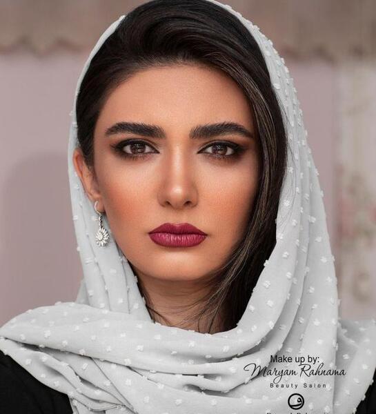 عکس لیندا کیانی با آرایش غلیظ