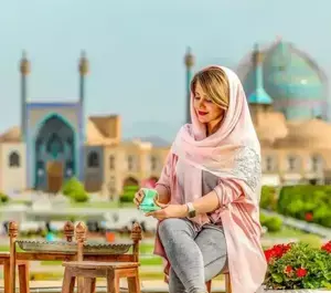 ژست عکس نشسته در طبیعت
