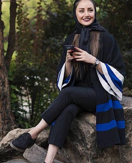 ژست عکس نشسته در طبیعت