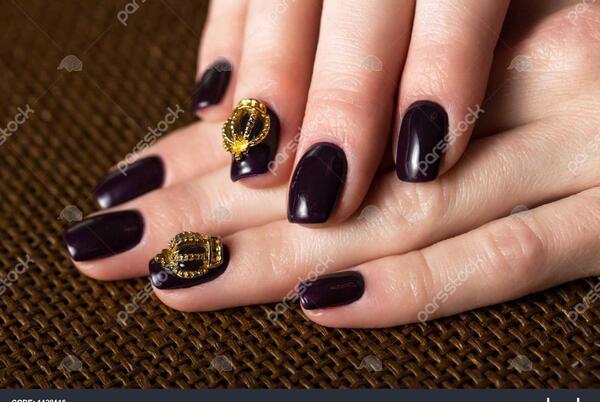 عکس تاج روی ناخن