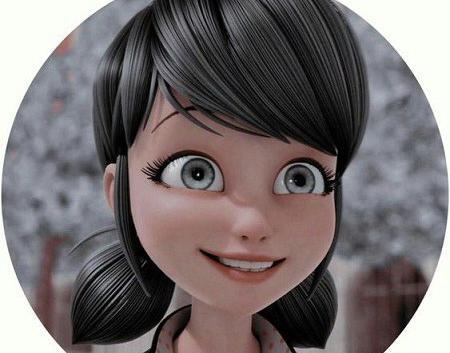 عکس دختر کفشدوزکی خوشحال