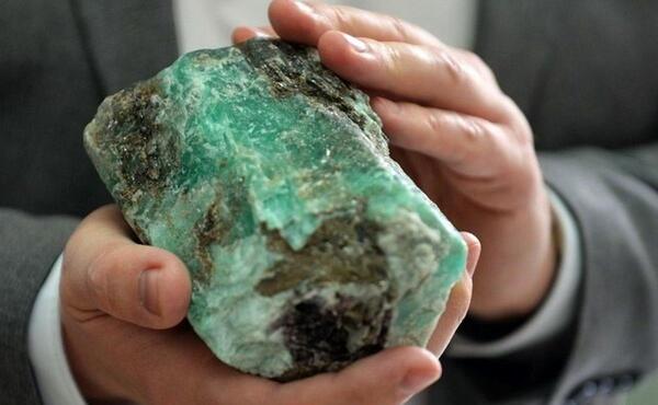 عکس انگشتر زمرد درشت