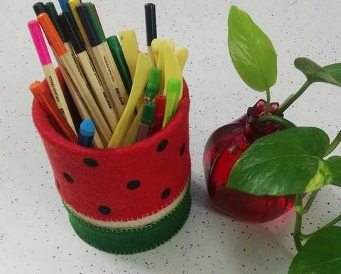 عکس جامدادی ایستاده