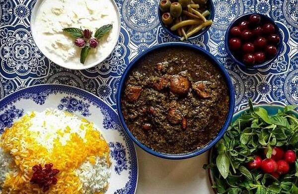 عکس قورمه سبزی در ظرف یکبار مصرف