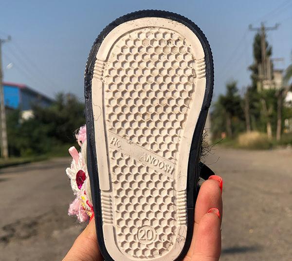 عکس کفش دختر توت فرنگی