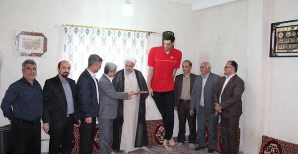 عکس ایستاده مرتضی مهرزاد
