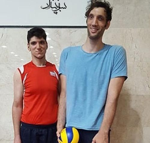 عکس ایستاده مرتضی مهرزاد
