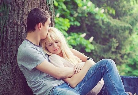 عکس بغل عاشقانه نشسته