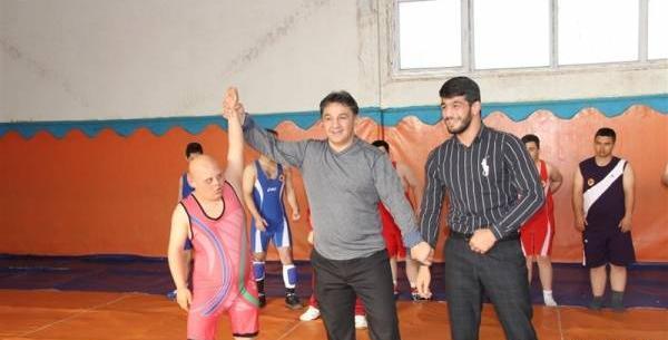 عکس حسن یزدانی با دوست دخترش و همسرش