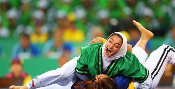 عکس حسن یزدانی با دوست دخترش و همسرش