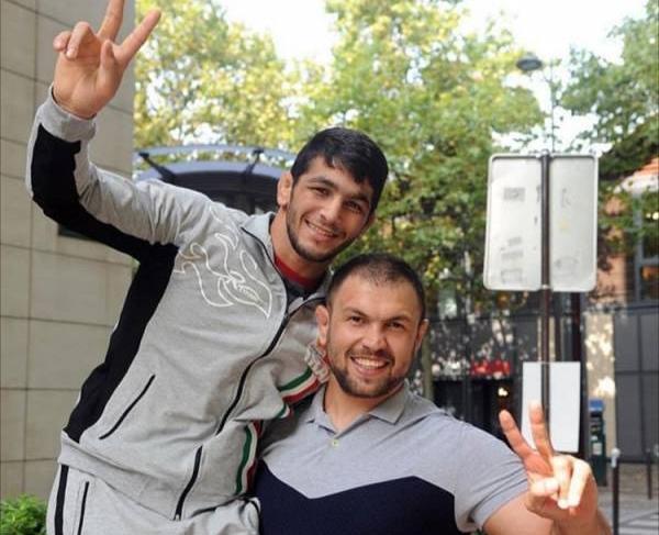 عکس حسن یزدانی با دوست دخترش و همسرش