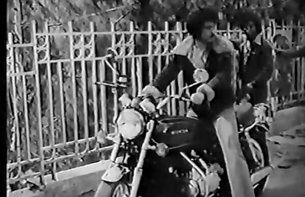 عکس بهروز وثوقی با موتور