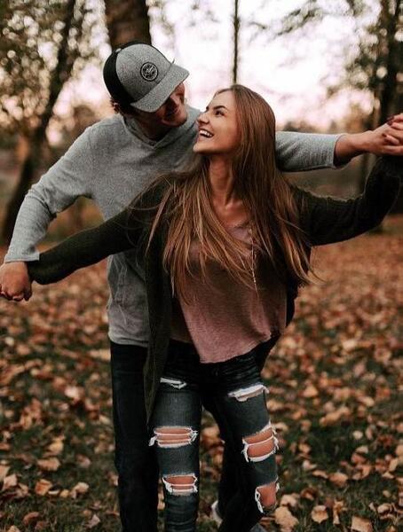 ژست عکس پاییزی دونفره دخترانه
