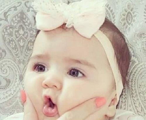 عکس نی نی نشسته