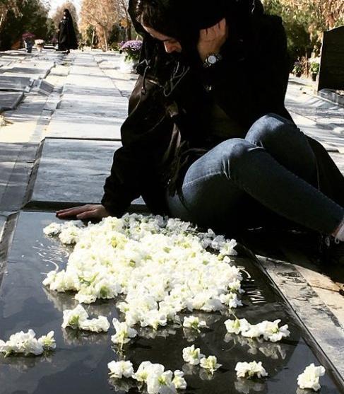 عکس سنگ قبر و دختر