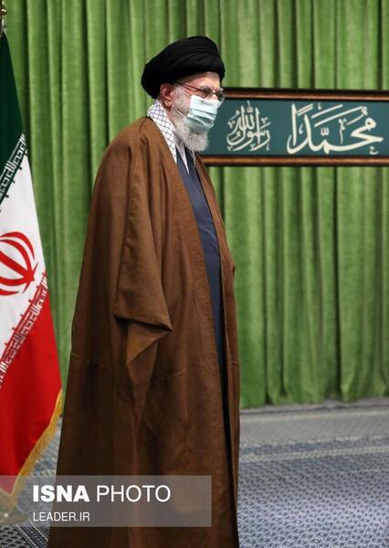 عکس ایستاده مقام معظم رهبری