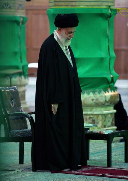 عکس ایستاده مقام معظم رهبری