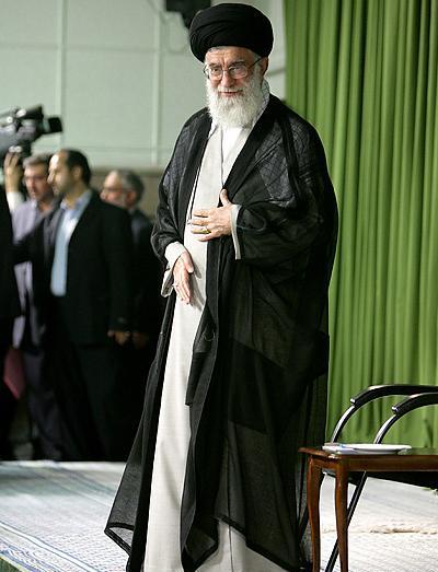 عکس ایستاده مقام معظم رهبری