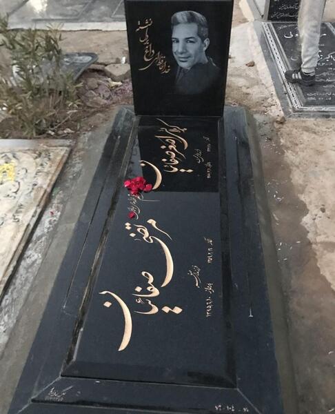 عکس سنگ قبر ایستاده