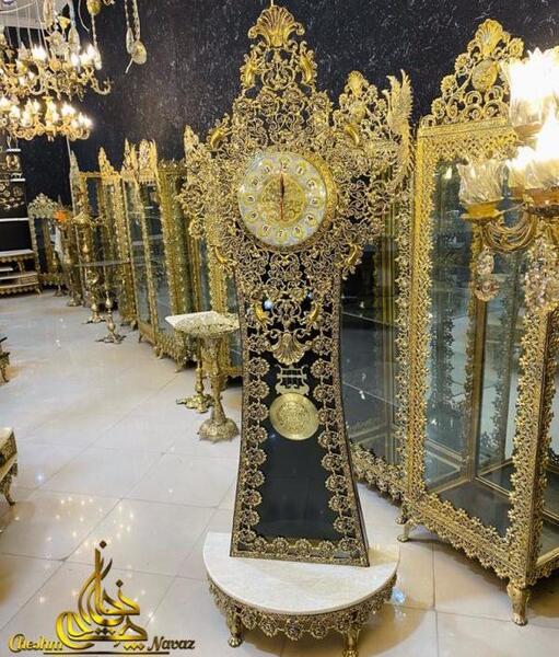 عکس ساعت ایستاده طلایی