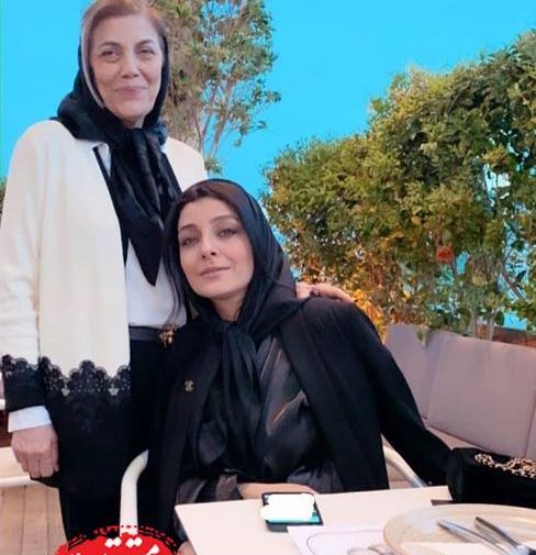 عکس ساره بیات در رستوران
