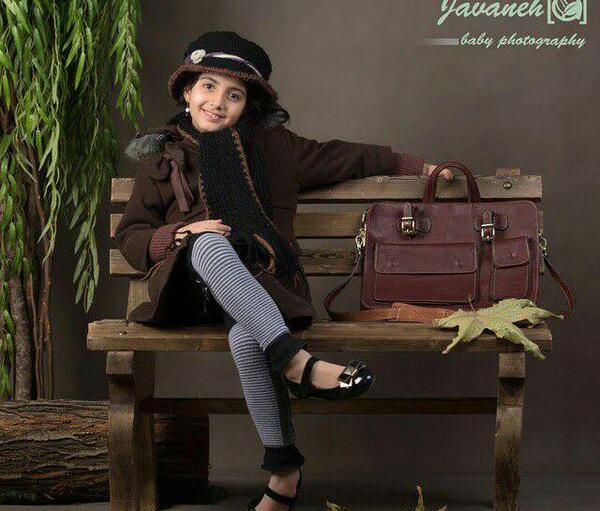 عکس کودک نشسته روی صندلی
