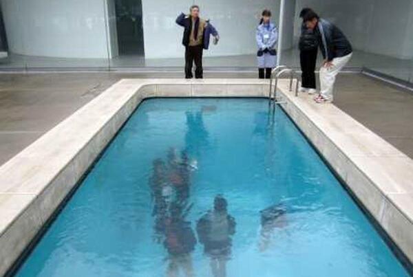 عکس جواد عزتی در استخر