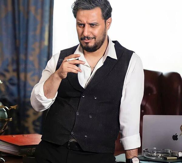 عکس جواد عزتی در استخر