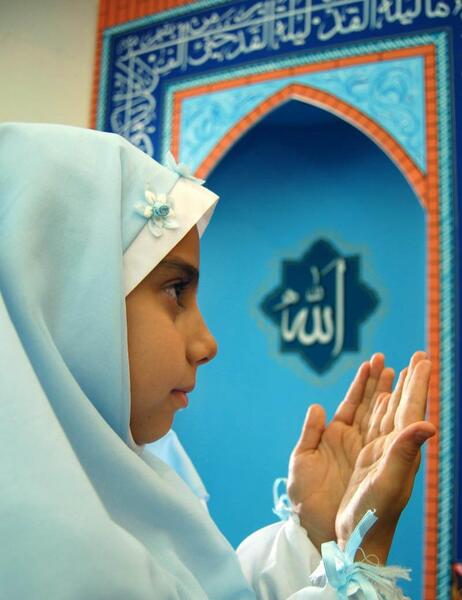 عکس نقاشی دختر در حال نماز خواندن
