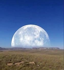 عکس ماه در قطب شمال