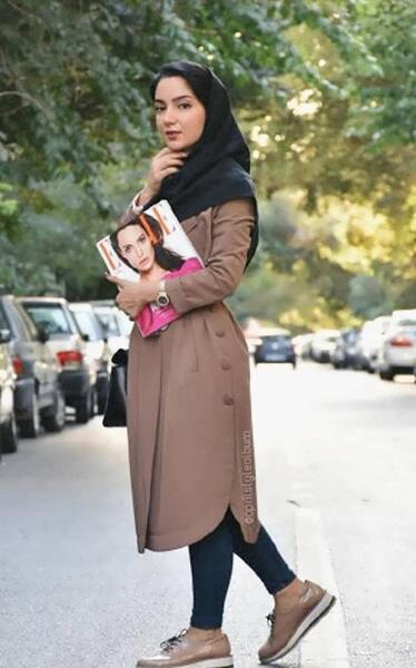ژست عکس ایستاده دخترانه