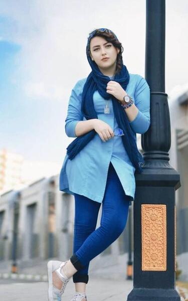 ژست عکس ایستاده دخترانه