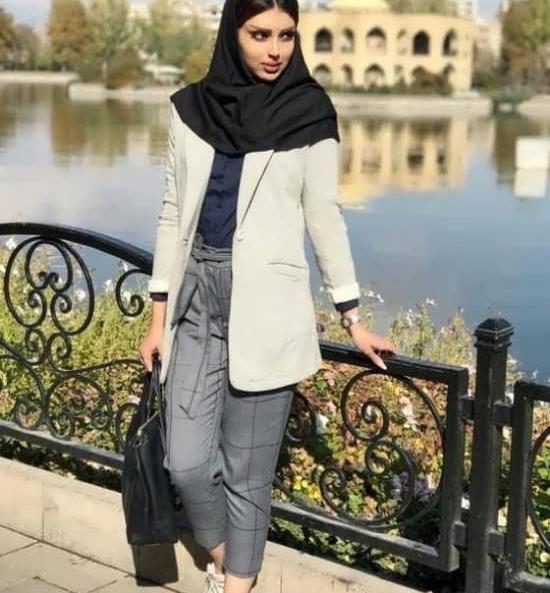 ژست عکس ایستاده دخترانه