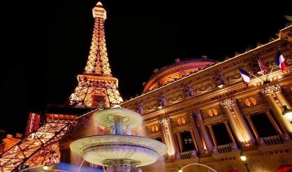عکس آدرین کنار برج ایفل