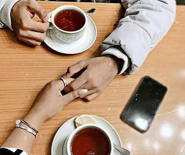 عکس دست دونفره با قهوه