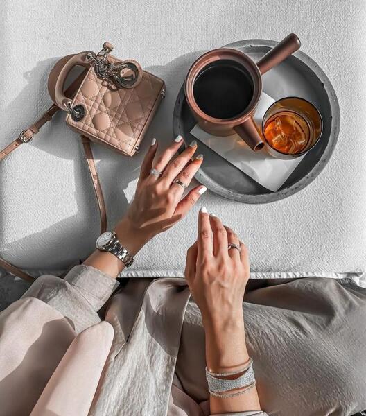 عکس دست دونفره با قهوه
