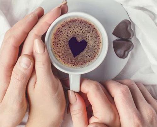 عکس دست دونفره با قهوه