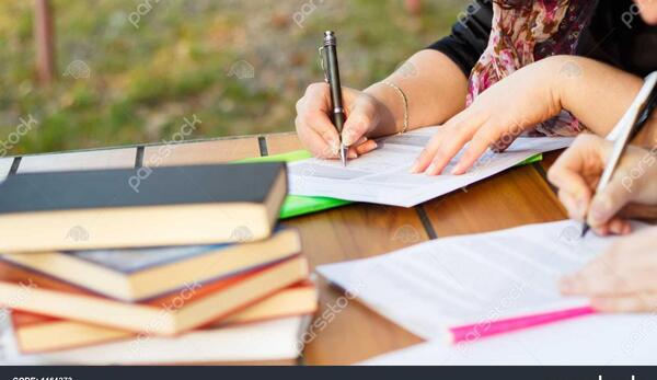 عکس در حال مشق نوشتن