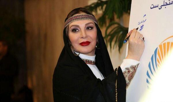 عکس افسانه بایگان سر مزار شجریان