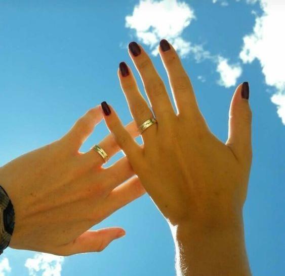 ژست عکس دست دونفره عاشقانه