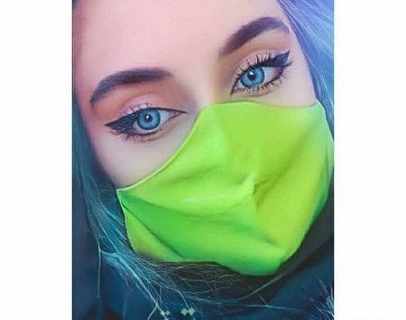 عکس نیکا فلاحی با چتری سبز
