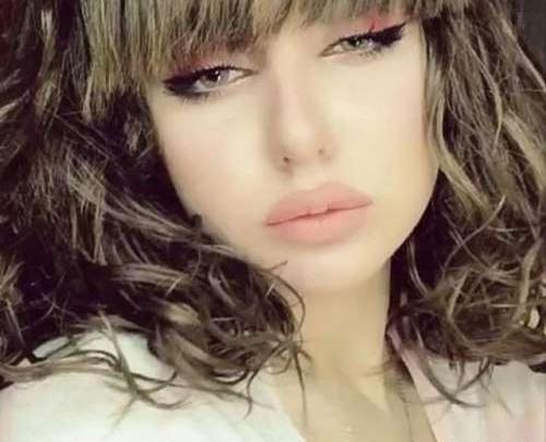 عکس نیکا فلاحی با چتری سبز