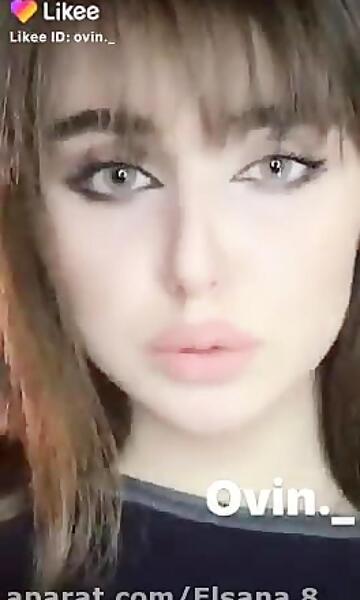 عکس نیکا فلاحی با چتری سبز