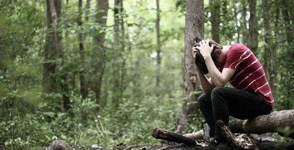 عکس مرد نشسته تنها