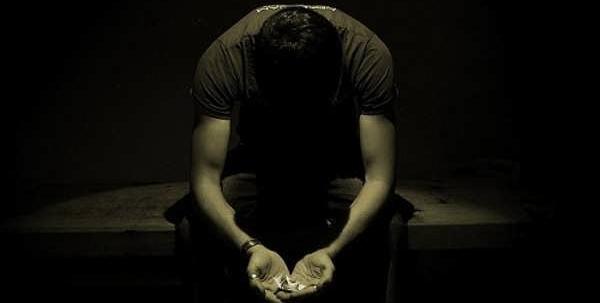 عکس مرد نشسته تنها